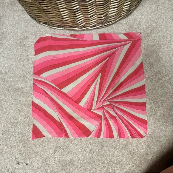 Vintage Pucci scarf - Picture 4 of 11